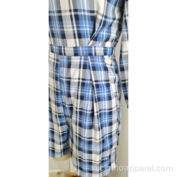 Một bộ áo liền quần mỏng với eo ca rô màu xanh